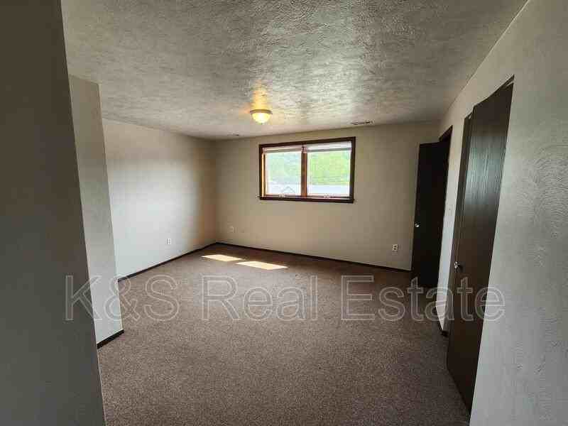 1540 Lincoln Way - Photo 3 of 10