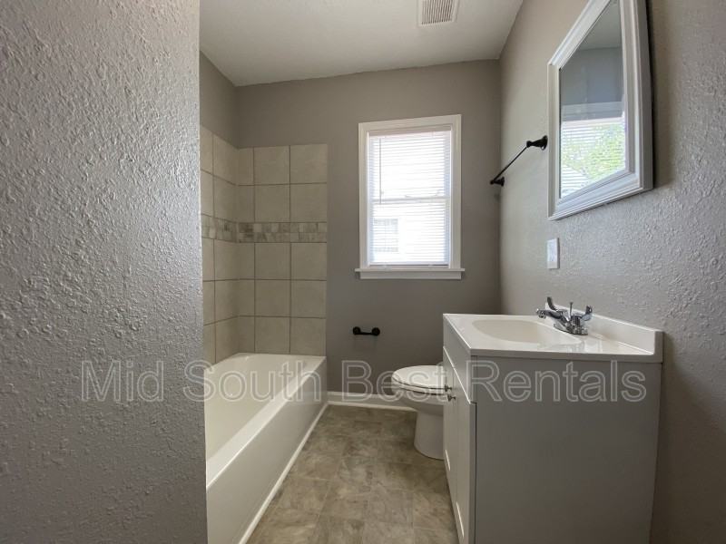 2404 Lowell Ave - Photo 7 of 8