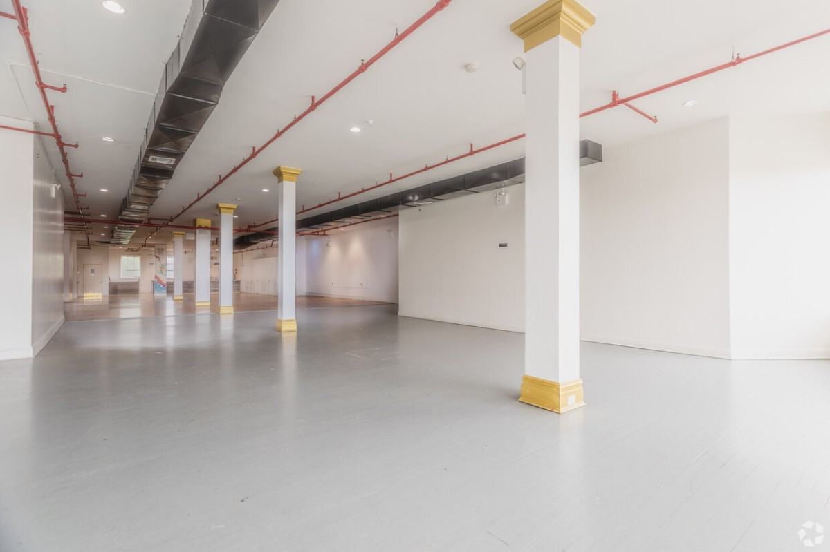 4006 Astoria Blvd - Photo 3 of 10