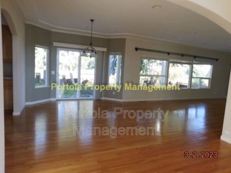 2541 Colonial Cir - Photo 2 of 11