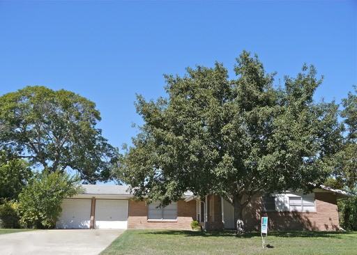 221 Windcrest Dr - Photo 2 of 17