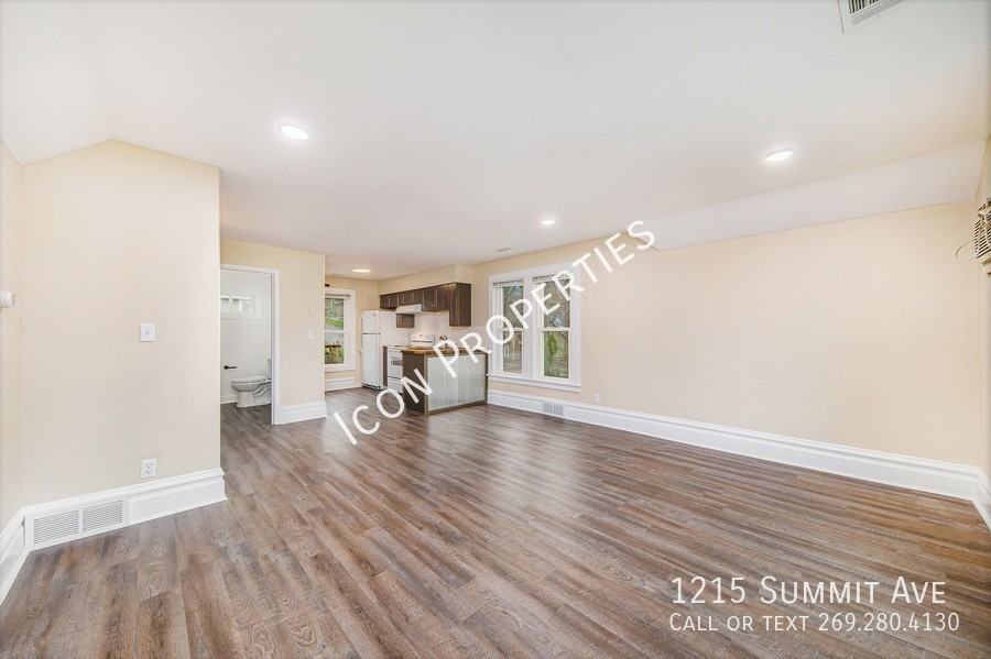 1215 Summit Ave - Photo 2 of 11