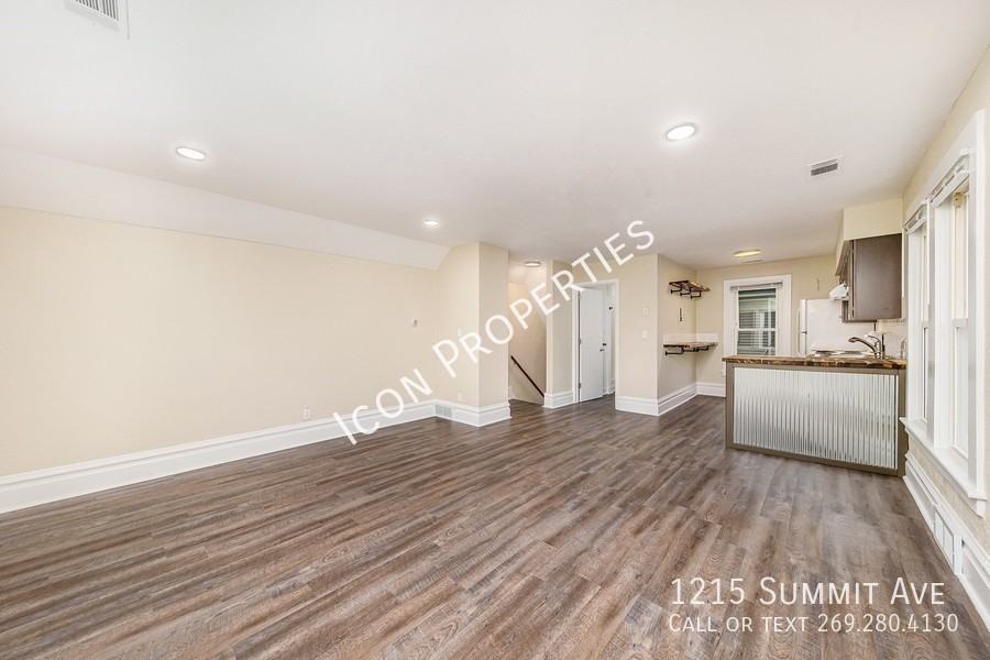 1215 Summit Ave - Photo 3 of 11