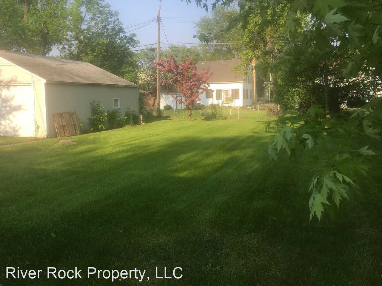 1449 University Dr N - Photo 3 of 35