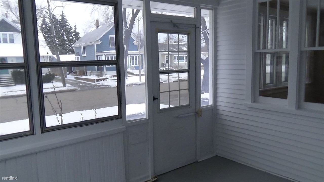 1129 Pennoyer Ave - Photo 2 of 9