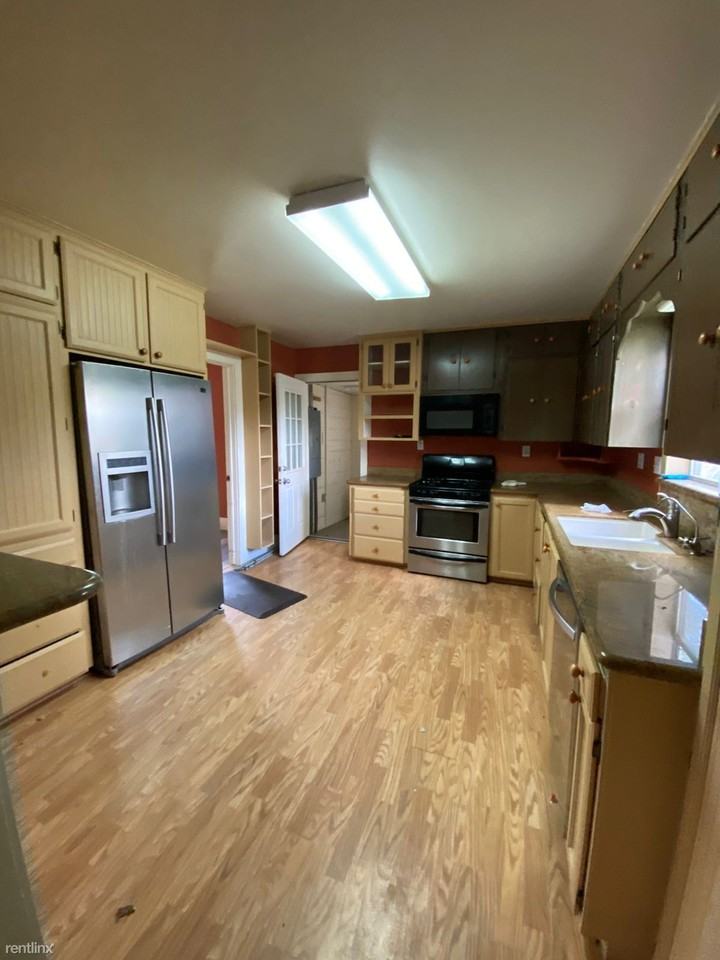 311 W 8th St - Photo 2 of 5