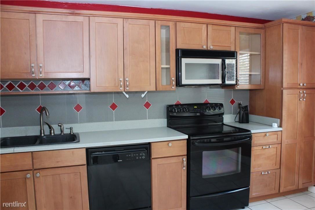 1600 Nw 93rd Ave - Photo 3 of 8