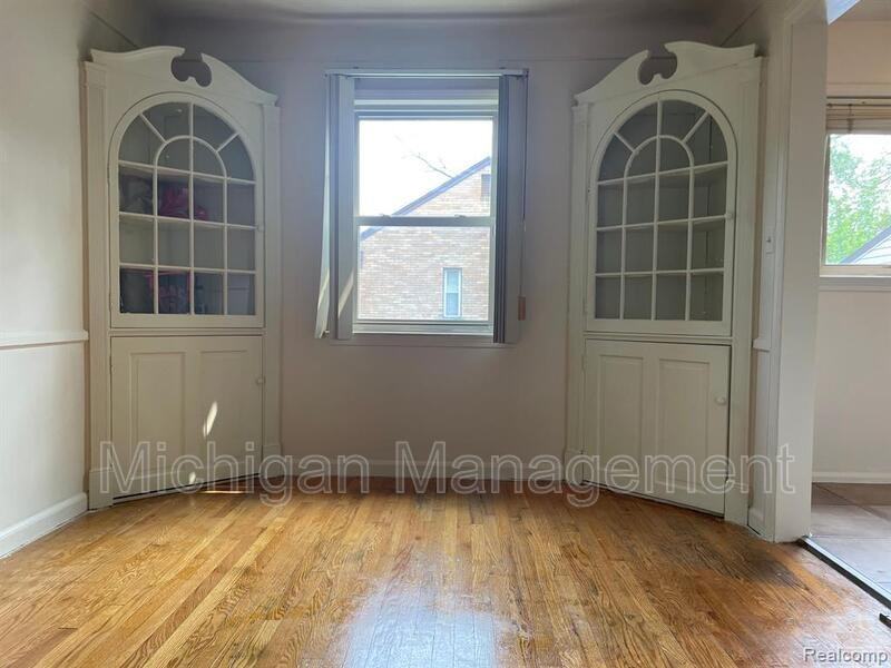 21141 Ridgedale St - Photo 3 of 10