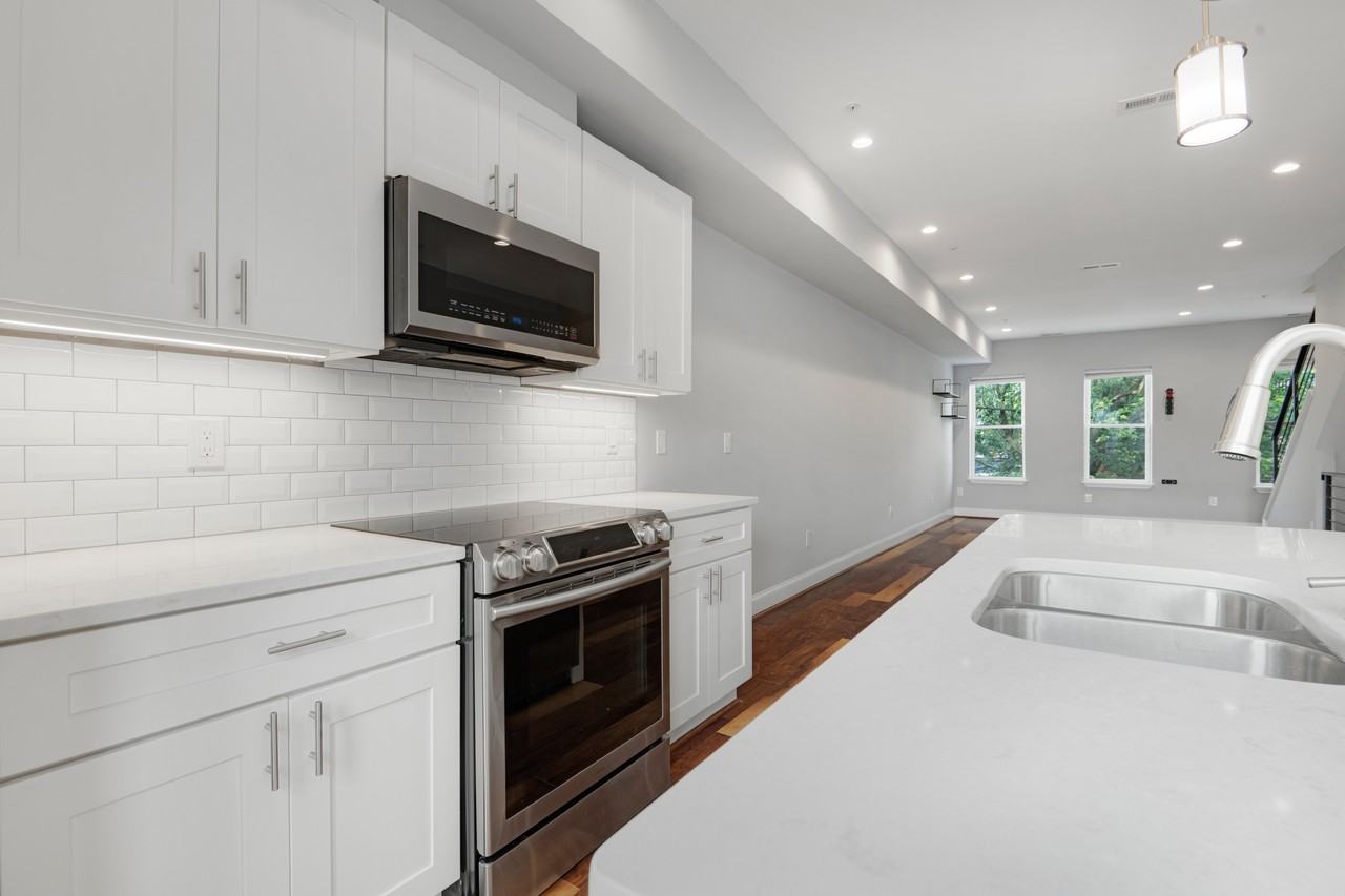 1105 7th St Ne #2 - Photo 3 of 19