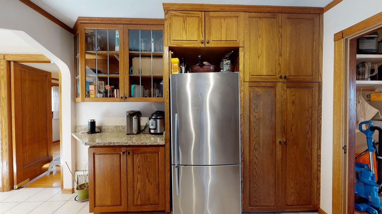 Tudor-style Queen Anne home with garden - Photo 7 of 19