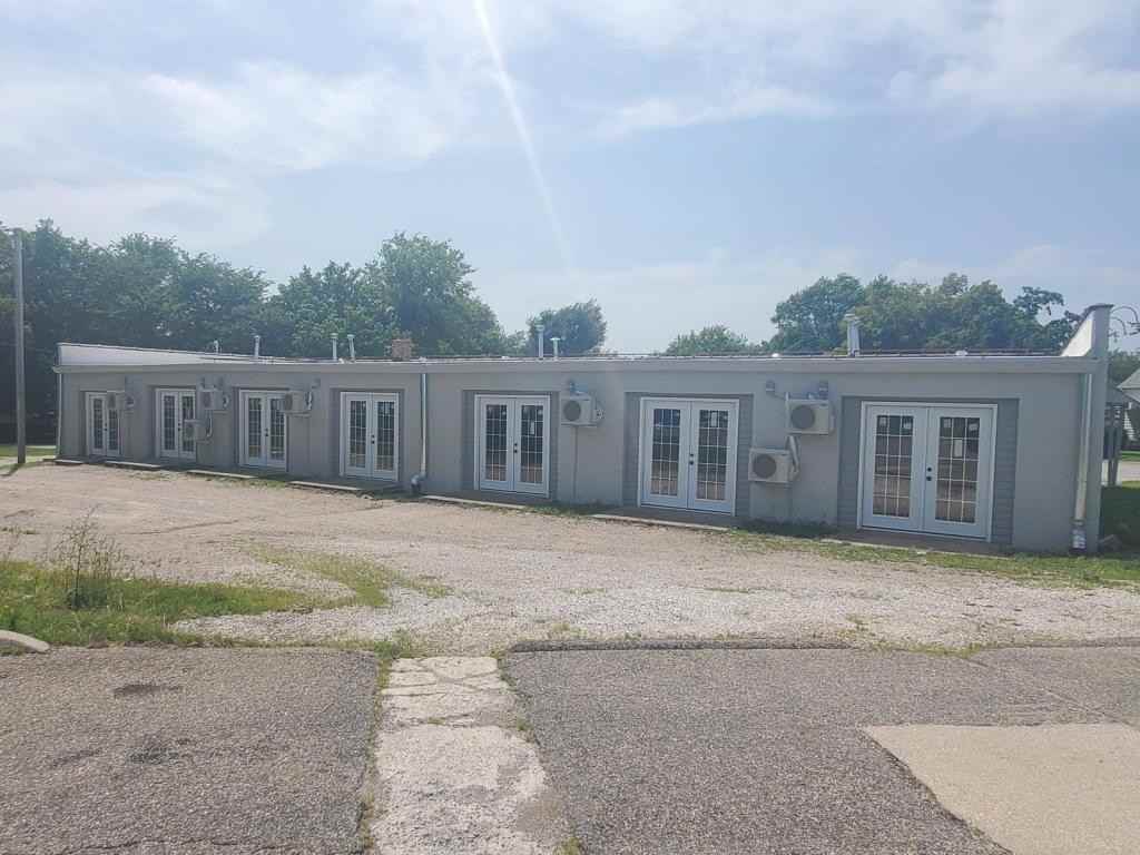 1104 W Broadway St - Photo 2 of 7