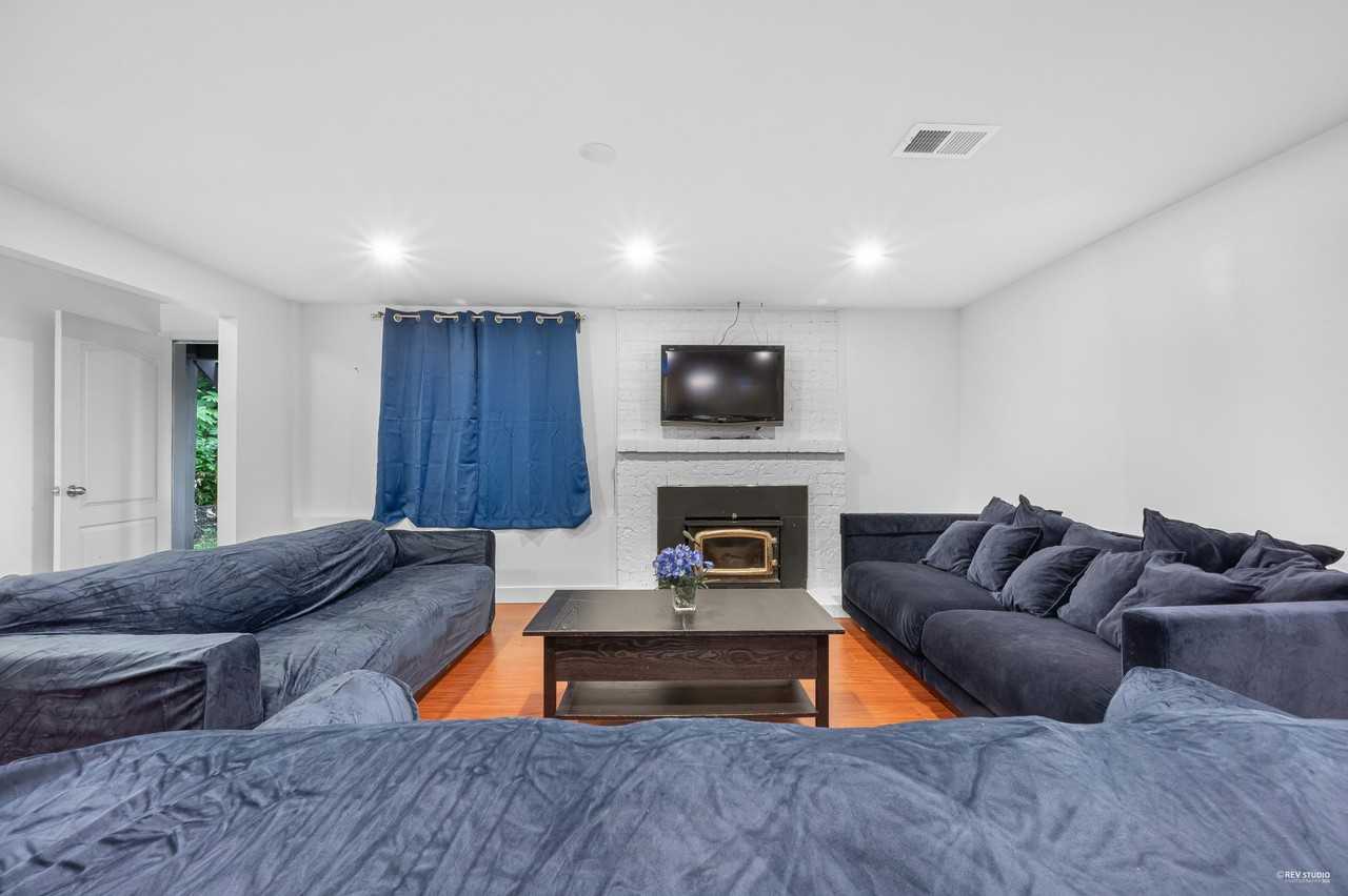 59 Glenmore Drive - Photo 3 of 10