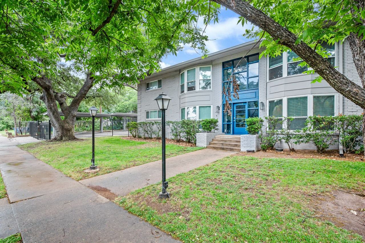 1210 Windsor Rd #202 - Photo 3 of 30