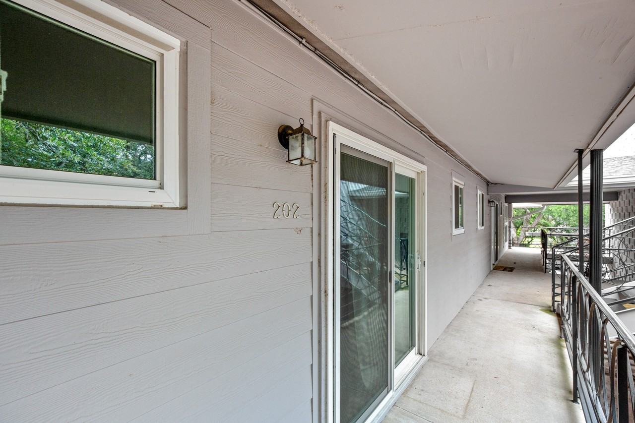 1210 Windsor Rd #202 - Photo 4 of 30