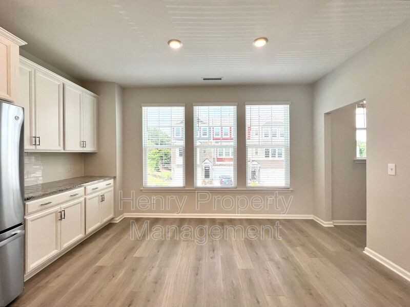 1002 Brookville Ln - Photo 7 of 23