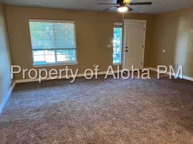 4542 W Brennen St - Photo 4 of 20
