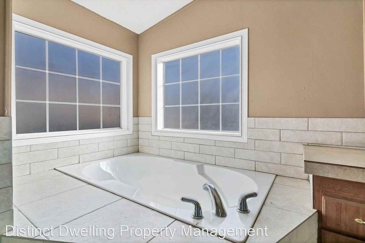 541 NE 7th St. - Photo 3 of 4