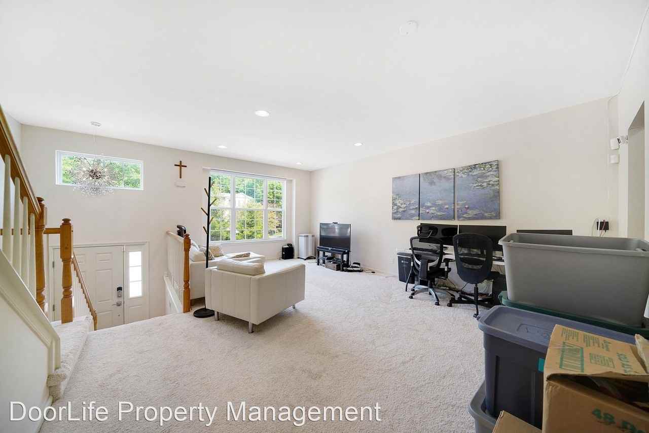 124 Avon Ct - Photo 3 of 32