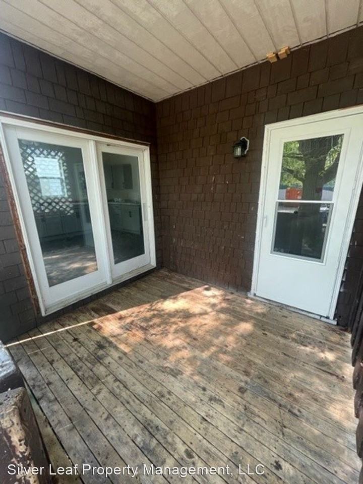 915 University Dr N - Photo 2 of 9