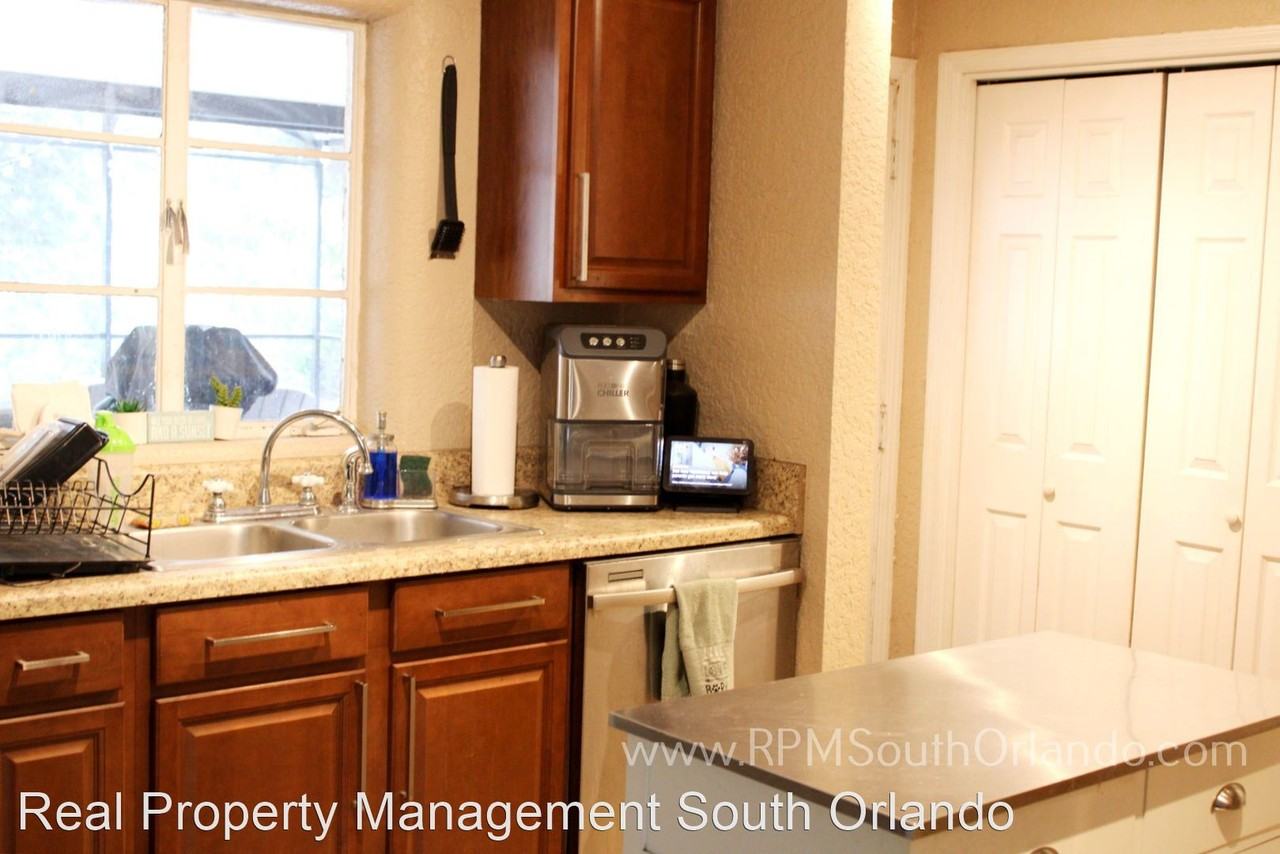 7008 Willoughby Ln - Photo 3 of 30