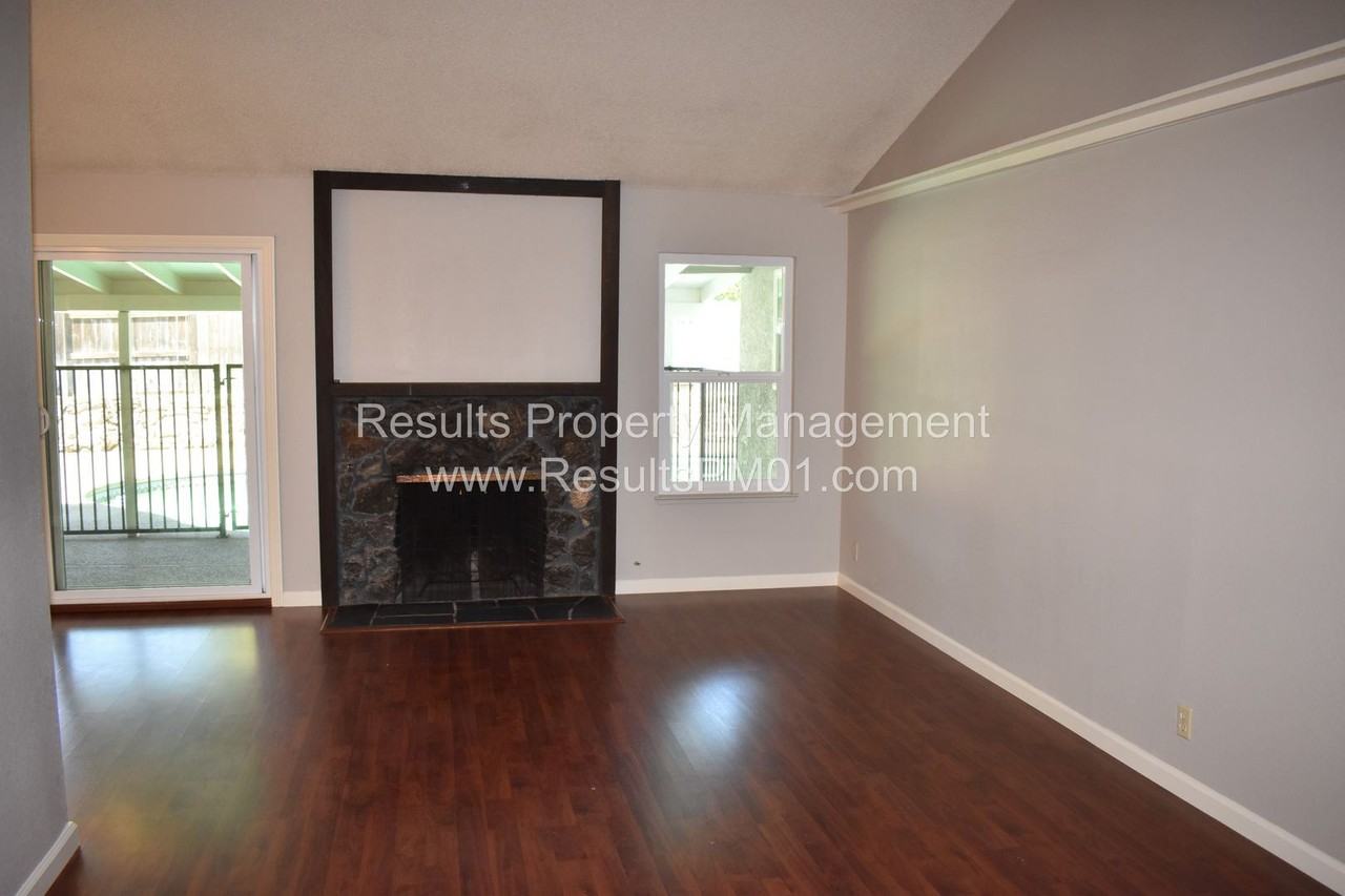 1222 Cresthaven Dr - Photo 3 of 10