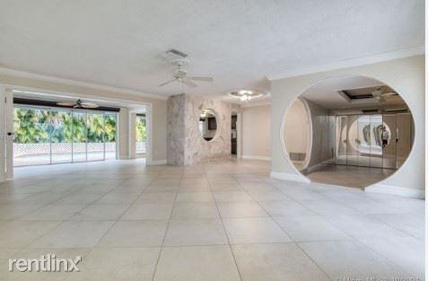 8651 Sunset Strip - Photo 3 of 9