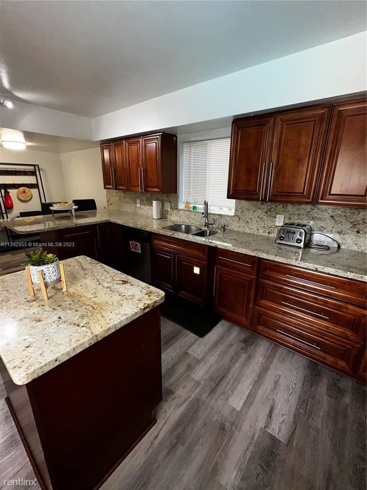 3201 Sw 21st St - Photo 3 of 11