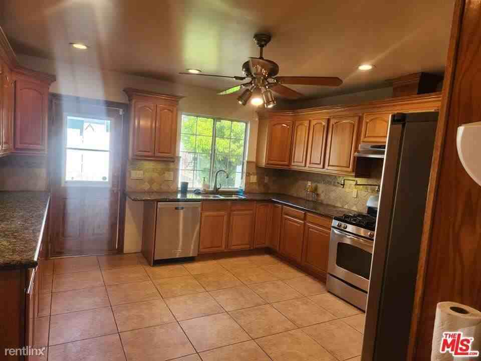 922 S Bundy Dr - Photo 2 of 10