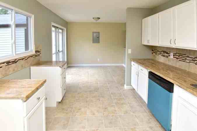 25240 Sandhurst Rd - Photo 2 of 13