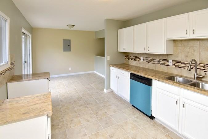 25240 Sandhurst Rd - Photo 3 of 13