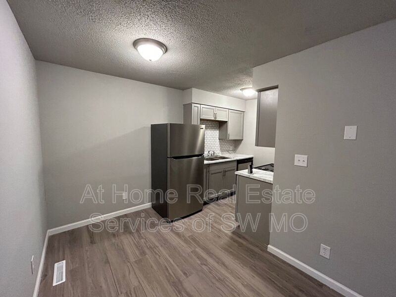 900 S Crutcher Ave #5 - Photo 3 of 7