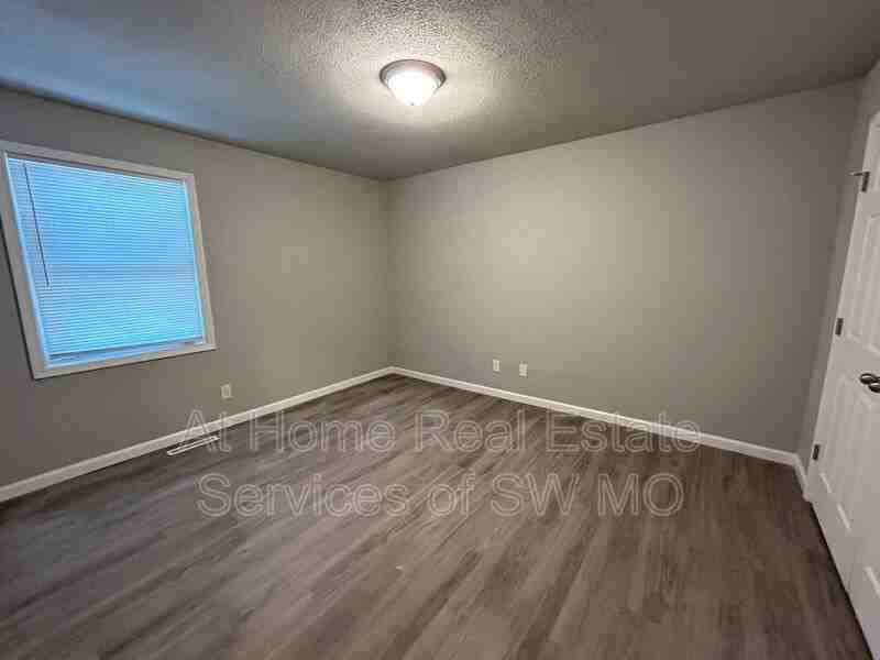 900 S Crutcher Ave #5 - Photo 5 of 7