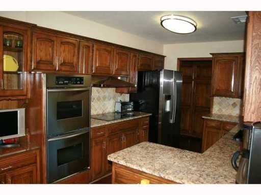 2925 Hemingford Ln - Photo 2 of 14