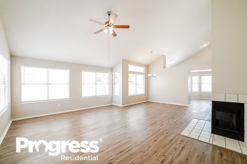 1337 N Jamaica Way - Photo 3 of 21