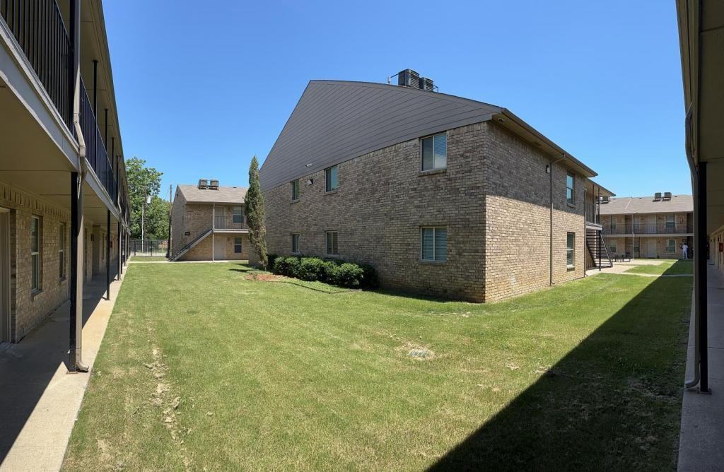 2120 52nd St - Photo 4 of 43
