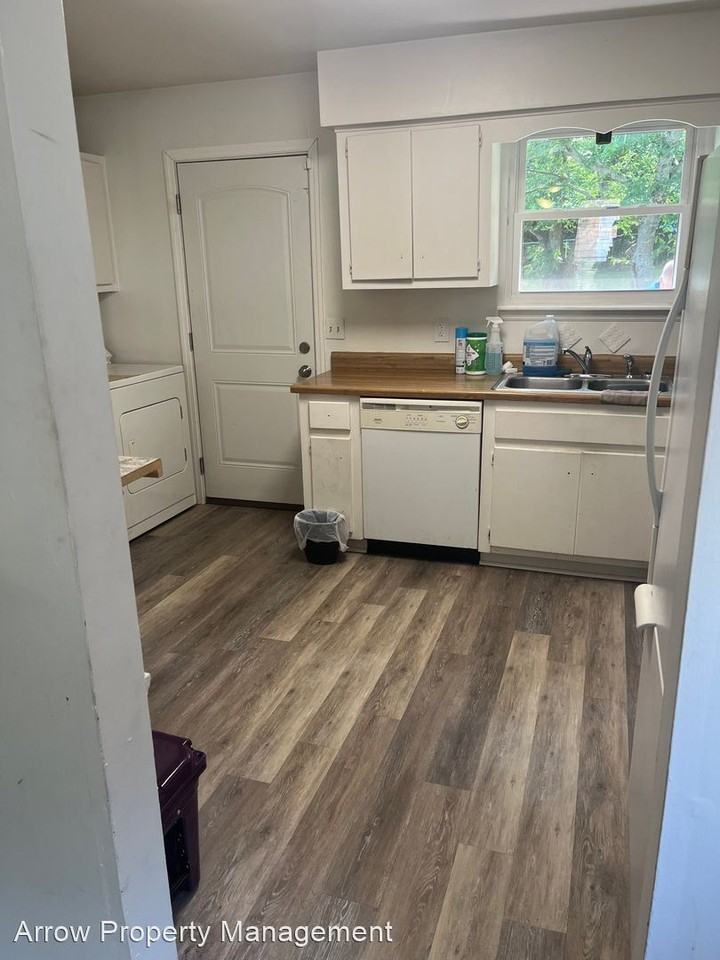 513 Maxine Dr - Photo 2 of 5