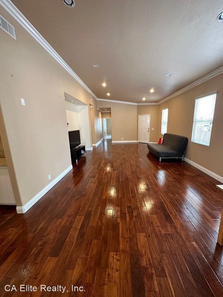 30900 Branford Dr - Photo 2 of 23