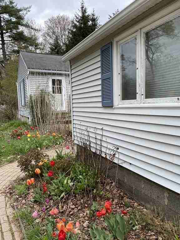 992 E Pleasant St - Photo 2 of 19