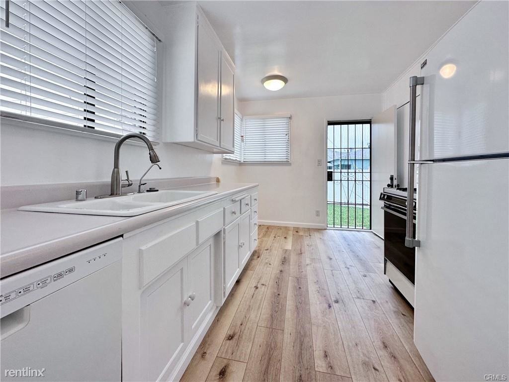 5165 Selmaraine Dr - Photo 3 of 12