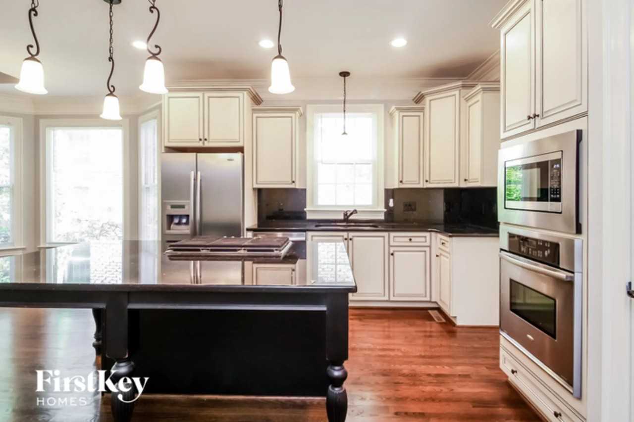 1304 Westminster Dr - Photo 3 of 14