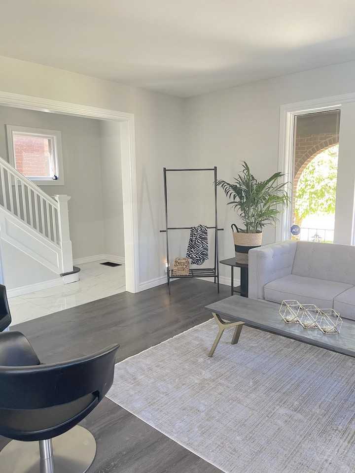 1677 Victoria Ave - Photo 4 of 41