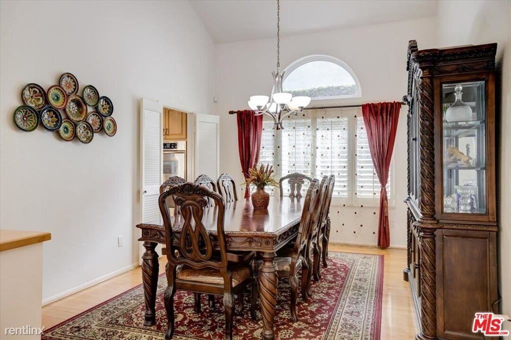 3164 Hollyburne Ct - Photo 3 of 9