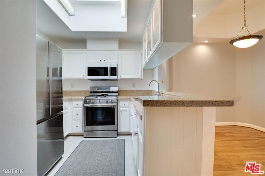 11961 Montana Ave #305