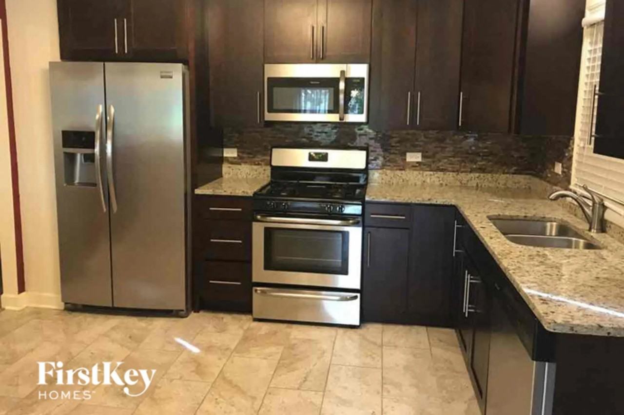 724 Bradley Ave - Photo 3 of 12