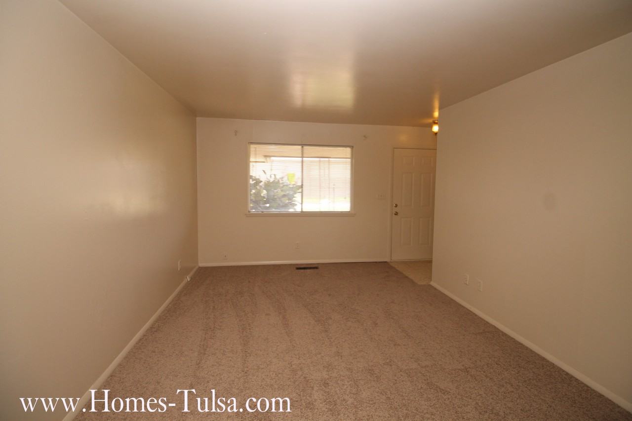 4915 S Oswego Ave - Photo 2 of 15