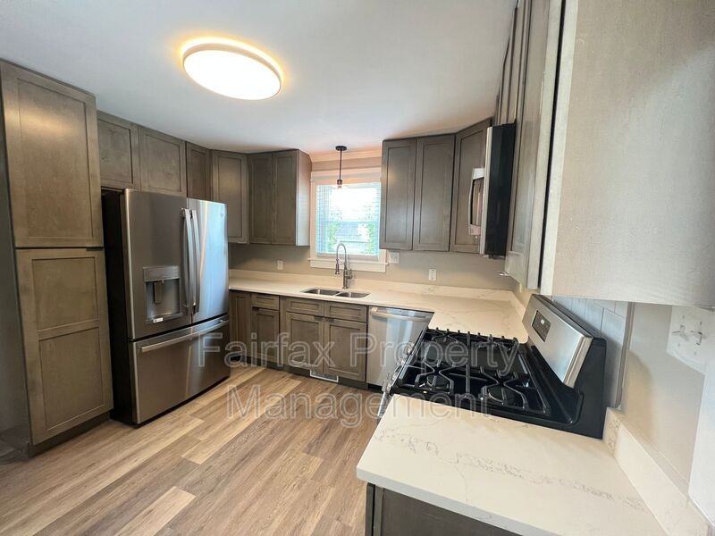 1112 Kent St - Photo 3 of 16