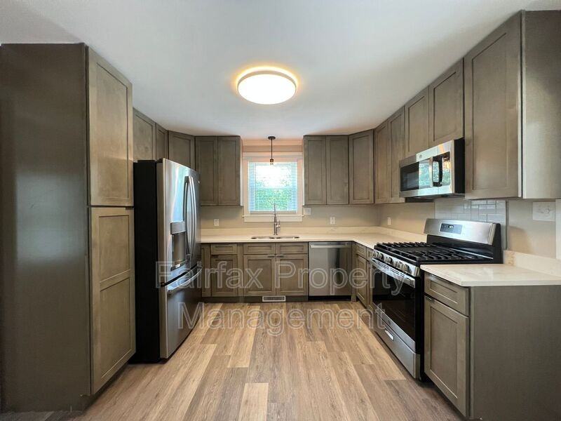 1112 Kent St - Photo 4 of 16