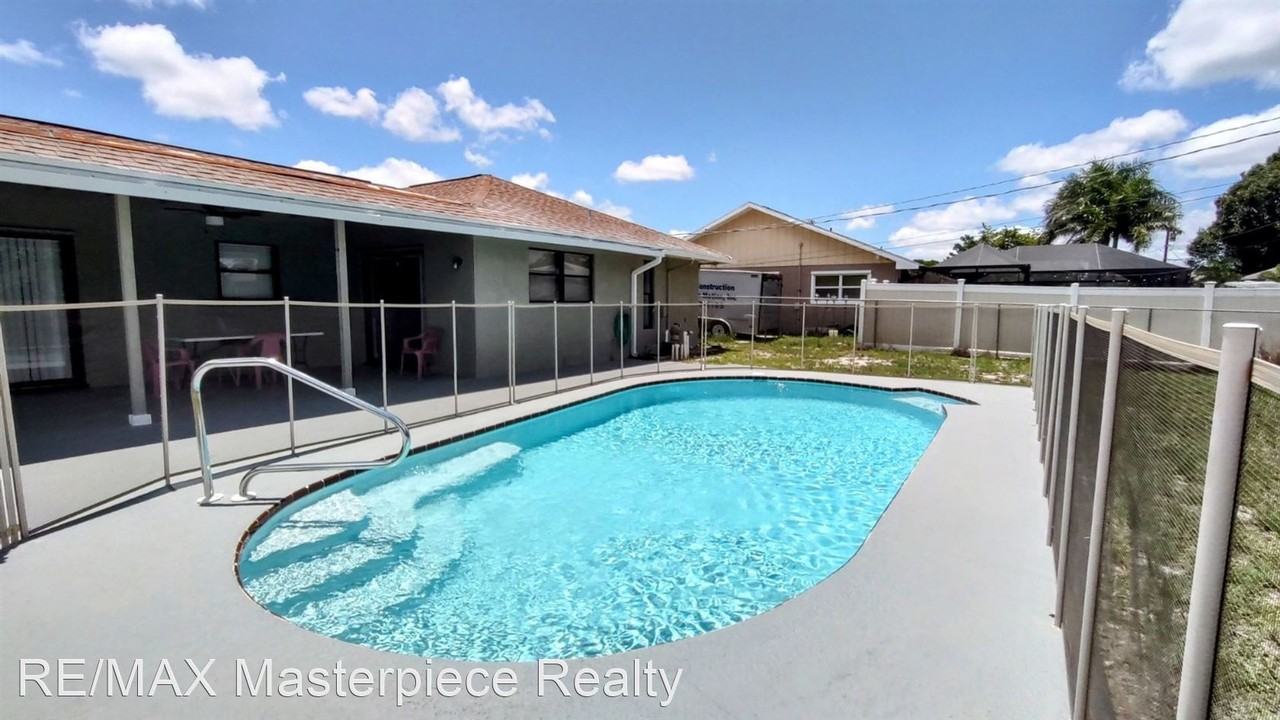 749 SE Norcoss Ave., Port St Lucie, FL 34983 2 Bedroom Apartment for