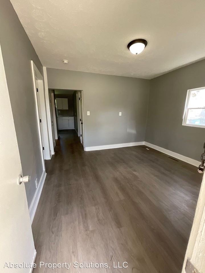 1536 N Golden Ave - Photo 3 of 17