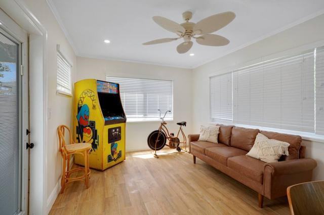 431 Se 4th St - Photo 3 of 39